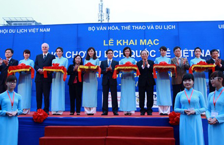 Phó Thủ tướng Vũ Đức Đam cùng lãnh đạo Bộ VHTTDL, Hiệp hội Du lịch Việt Nam... cắt băng khai mạc Hội chợ quốc tế Du lịch Việt Nam 2014, sáng 3/4.